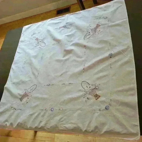 Vintage- Hand Embroidered Table Scarf 38" x 38" - Picture 2 of 6